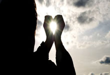 足球规则修订：门将持球超8秒将被罚角球 越位新规测试.